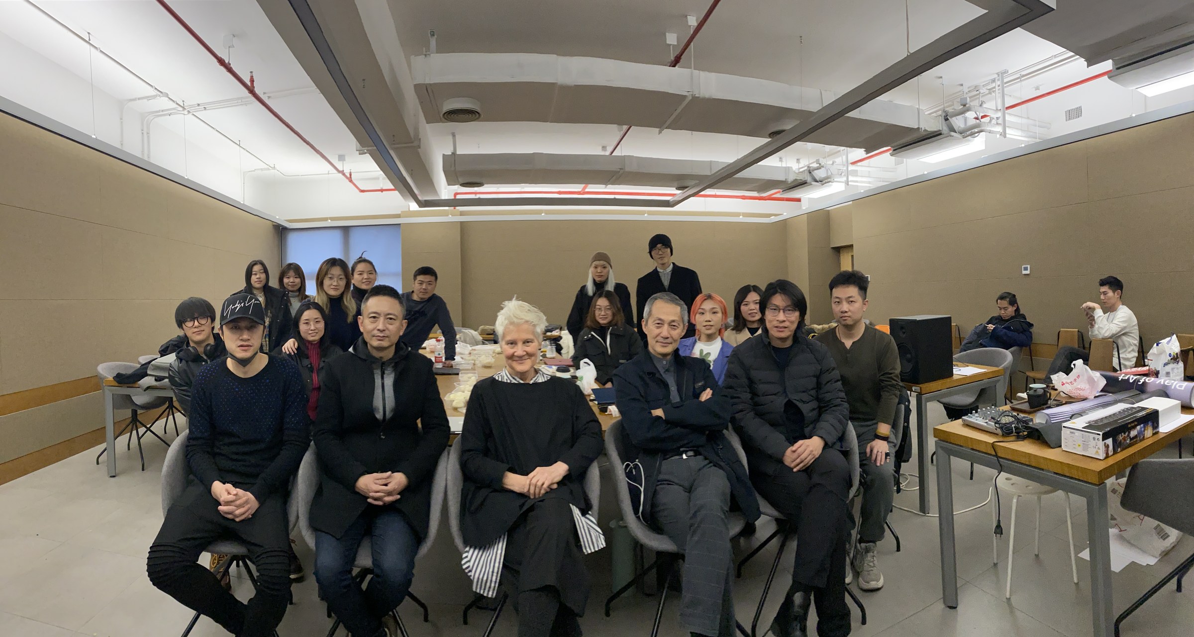 费俊参与学术交流活动的合影